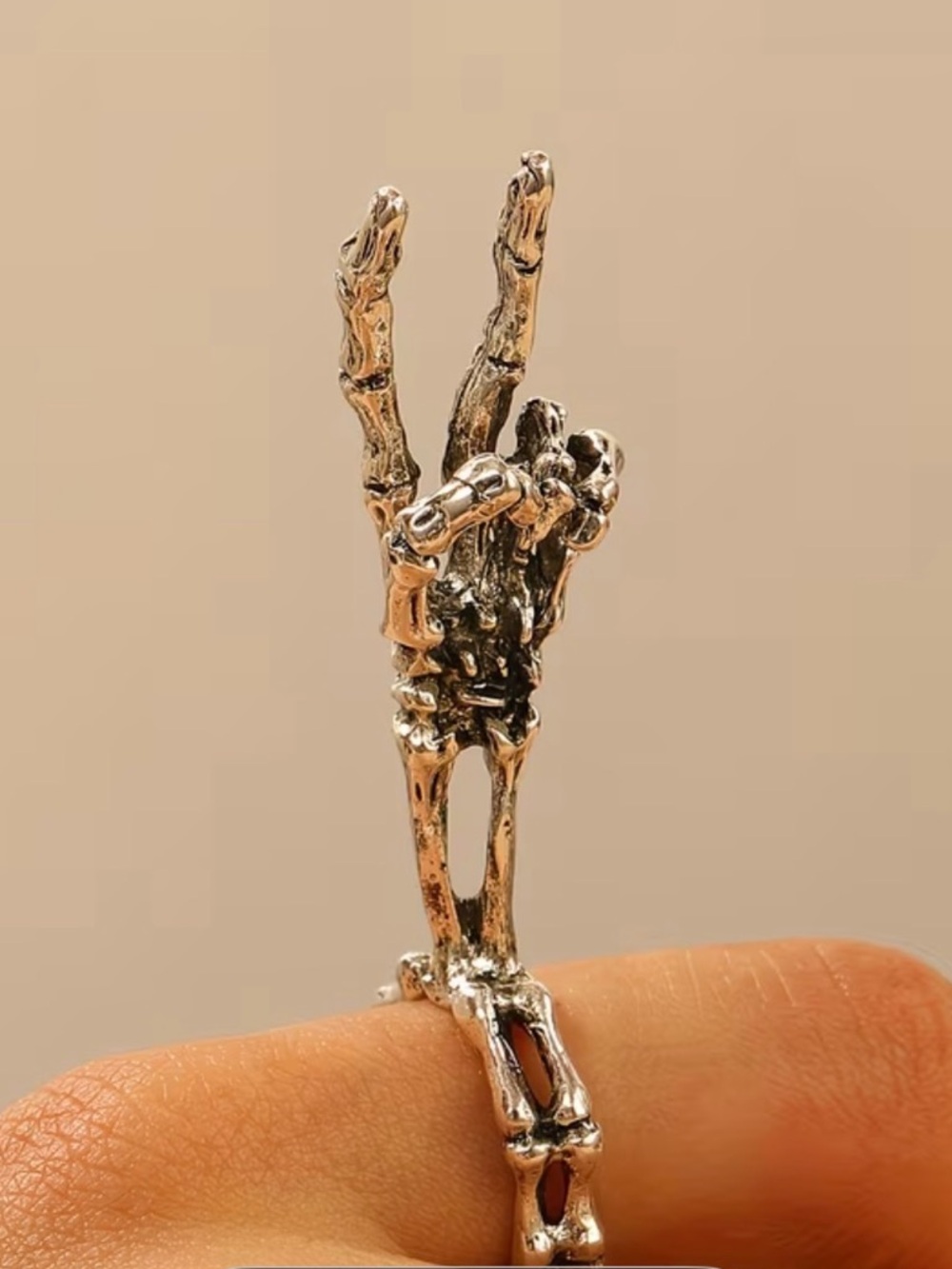 🆕 Skeleton Hand Cigarette Holder Ring